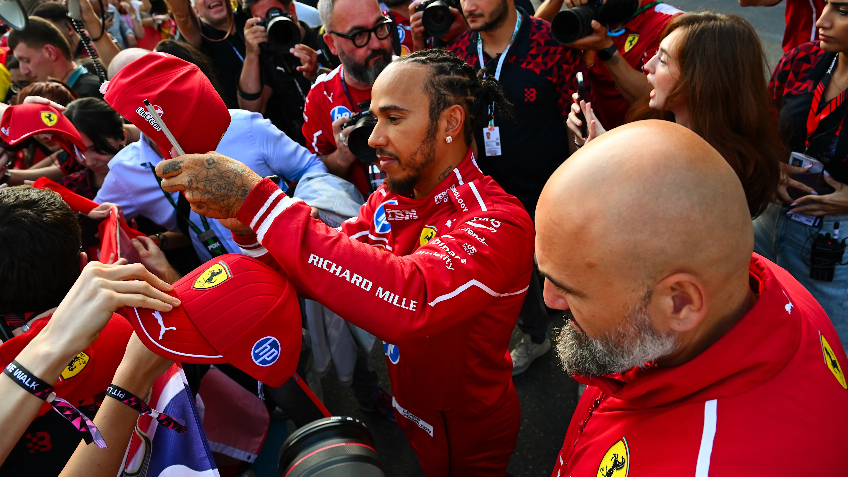 Baku, Azerbaijan - 18 September: Lewis Hamilton dari Great Britain dan Scuderia Ferrari Tanda -tanda