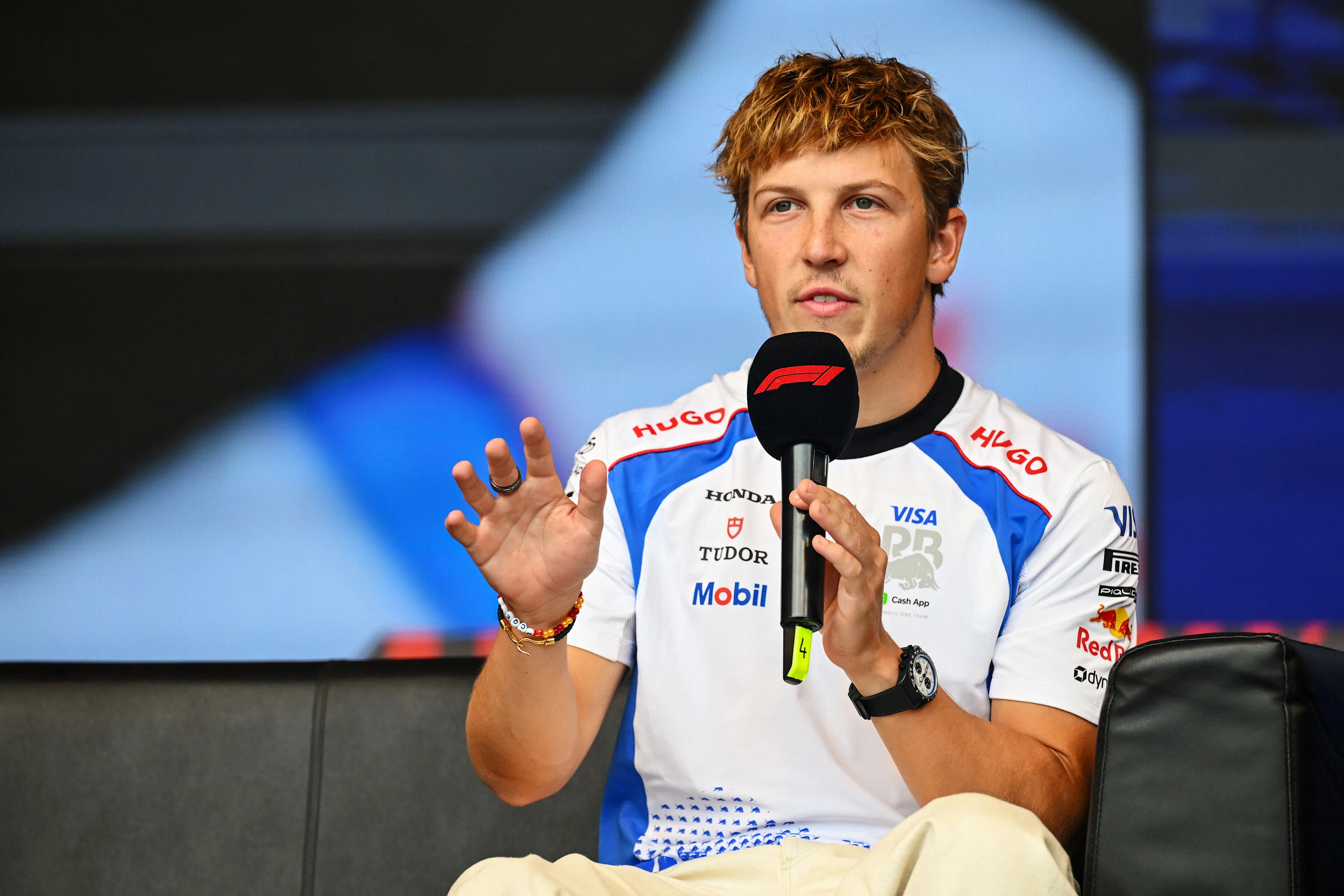 Baku, Azerbaijan - 19 September: Liam Lawson dari New Zealand dan Visa Cash App Racing Bulls bercakap