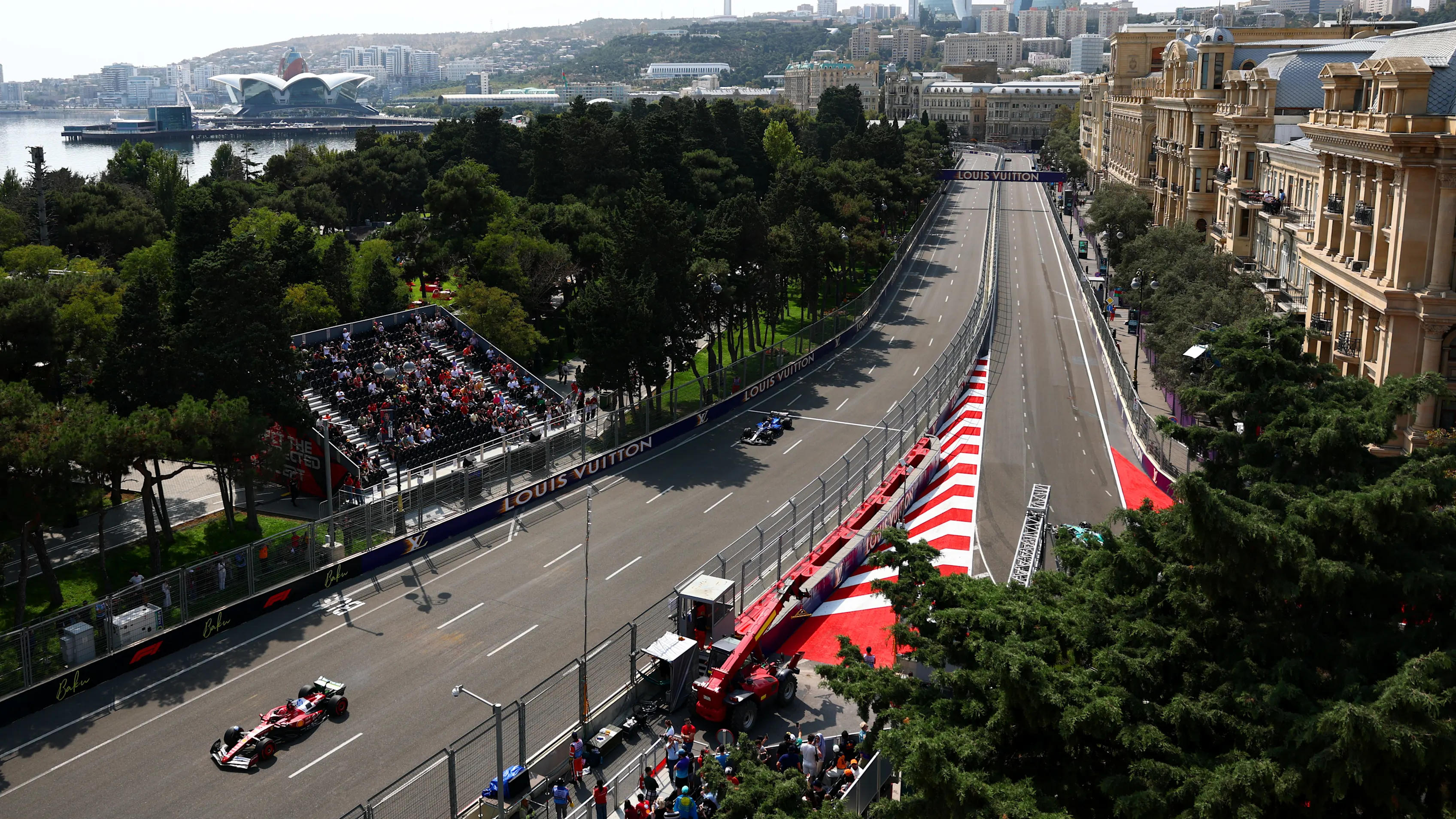 Baku, Azerbaijan - 19 September: Charles Leclerc dari Monaco memandu (16) Scuderia Ferrari SF -25