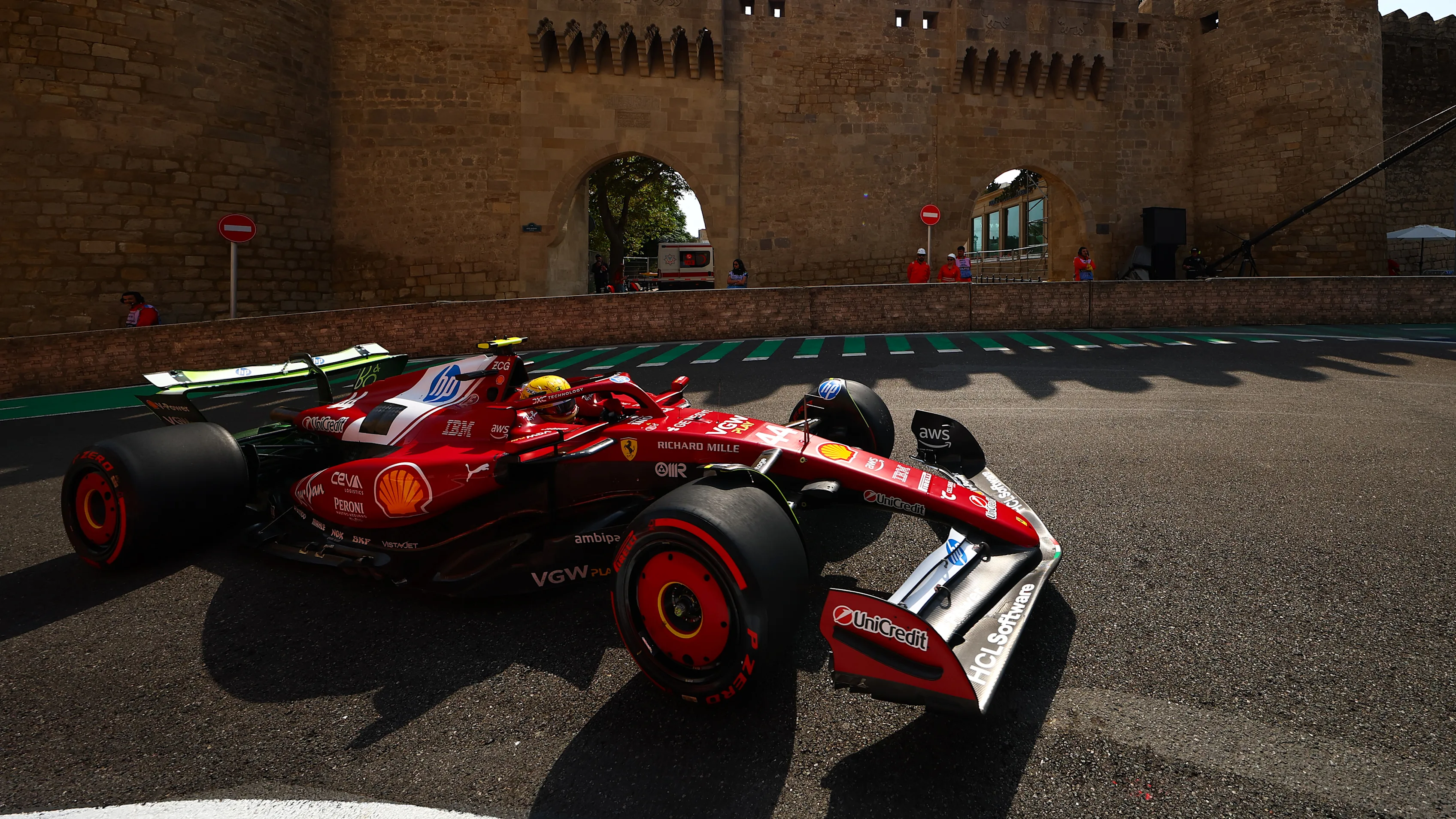 Baku, Azerbaijan - 19 September: Lewis Hamilton dari Great Britain Memandu (44) Scuderia Ferrari