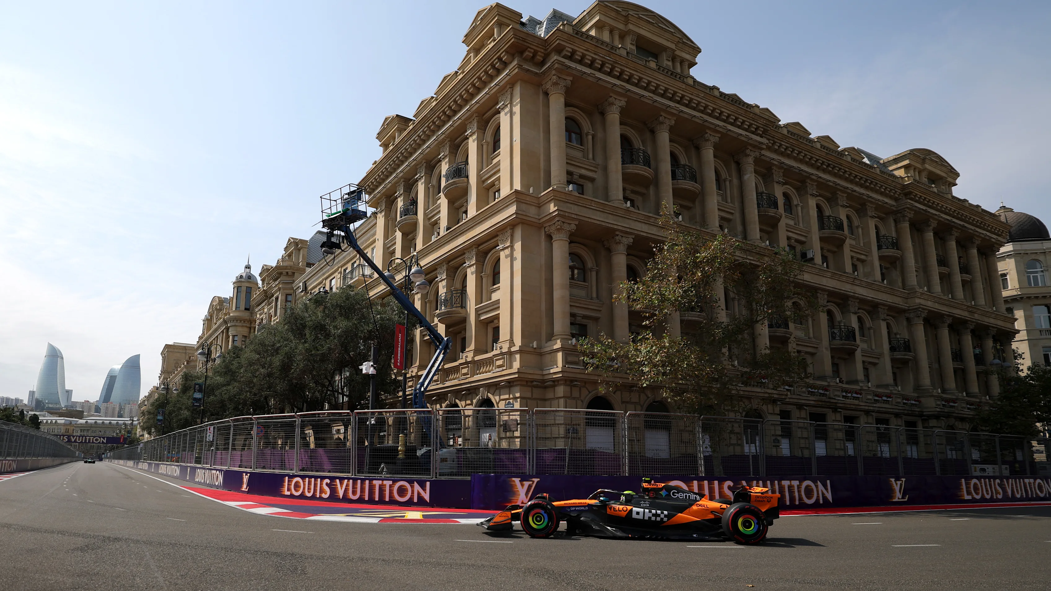 Baku, Azerbaijan - 19 September: Lando Norris dari Great Britain Memandu (4) McLaren MCL39