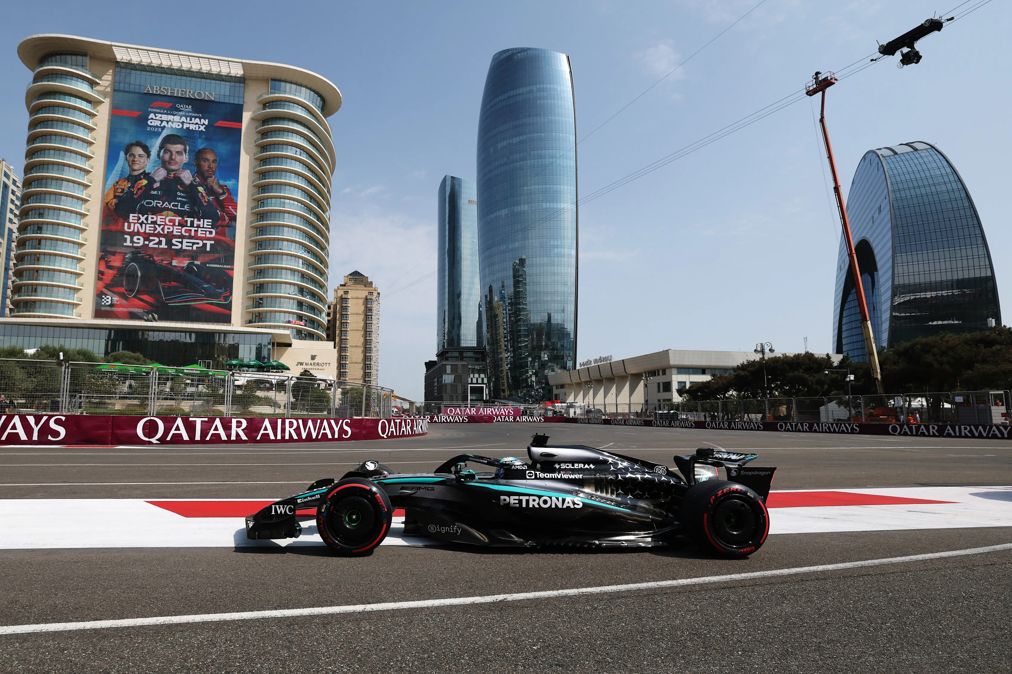 Baku, Azerbaijan - 19 September: George Russell dari Great Britain Memandu (63) Mercedes AMG