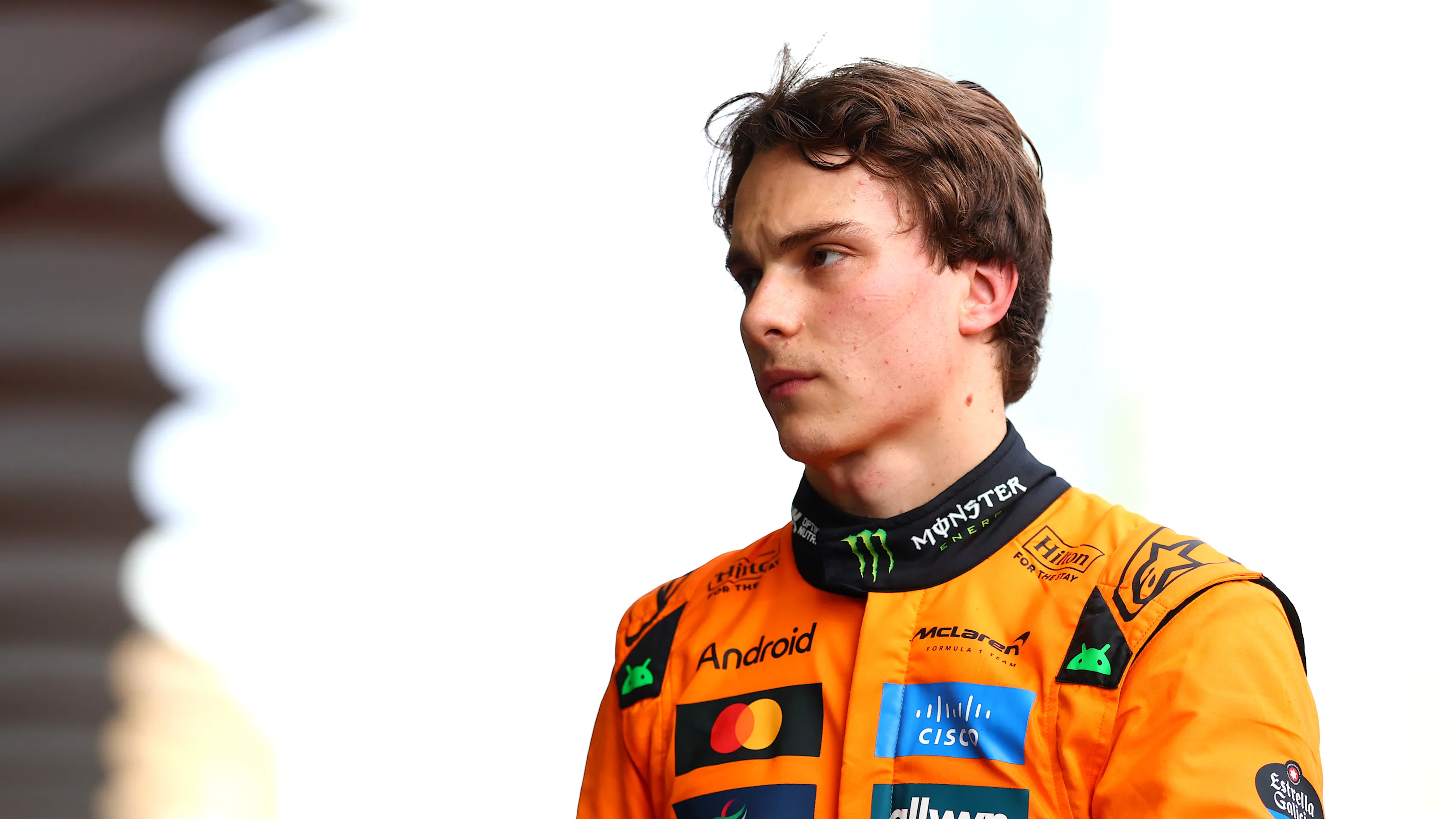 Baku, Azerbaijan - 20 September: Oscar Piastri Australia dan McLaren berjalan di Pitlane selepas