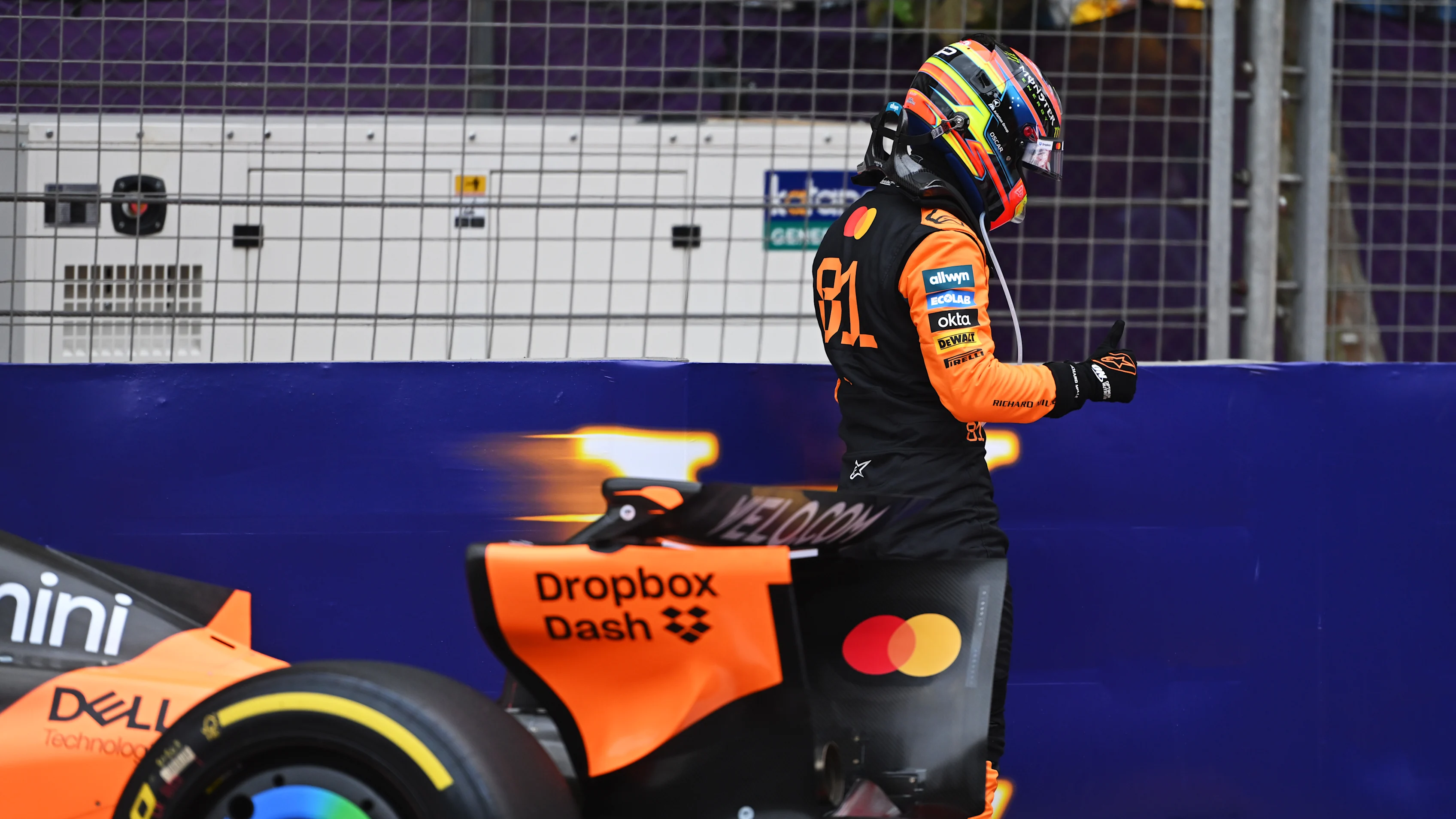 Baku, Azerbaijan - 21 September: Oscar Piastri dari Australia dan McLaren berjalan jauh membentuk keretanya