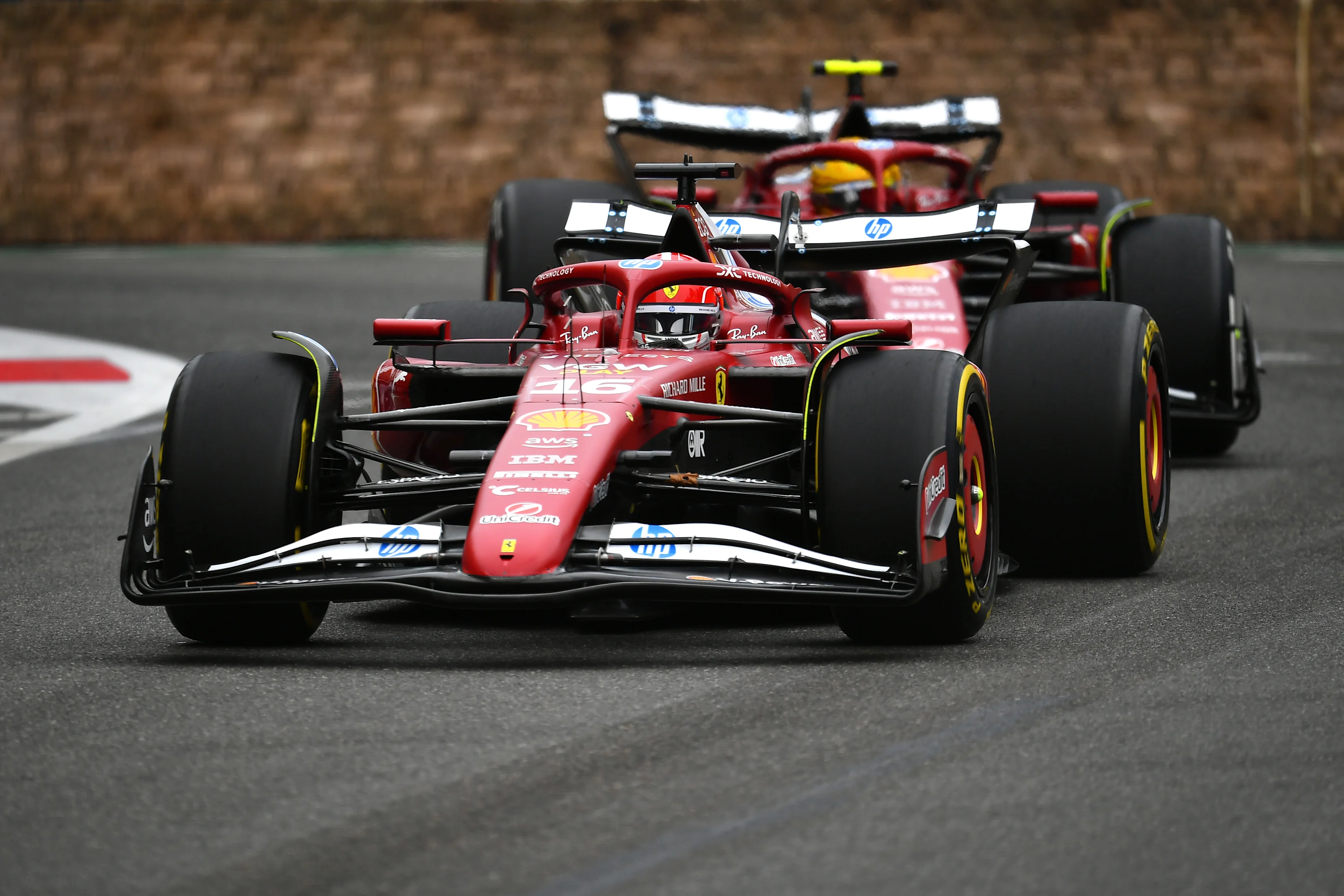 Baku, Azerbaijan - 21 September: Charles Leclerc dari Monaco dan Scuderia Ferrari dan Lewis Hamilton