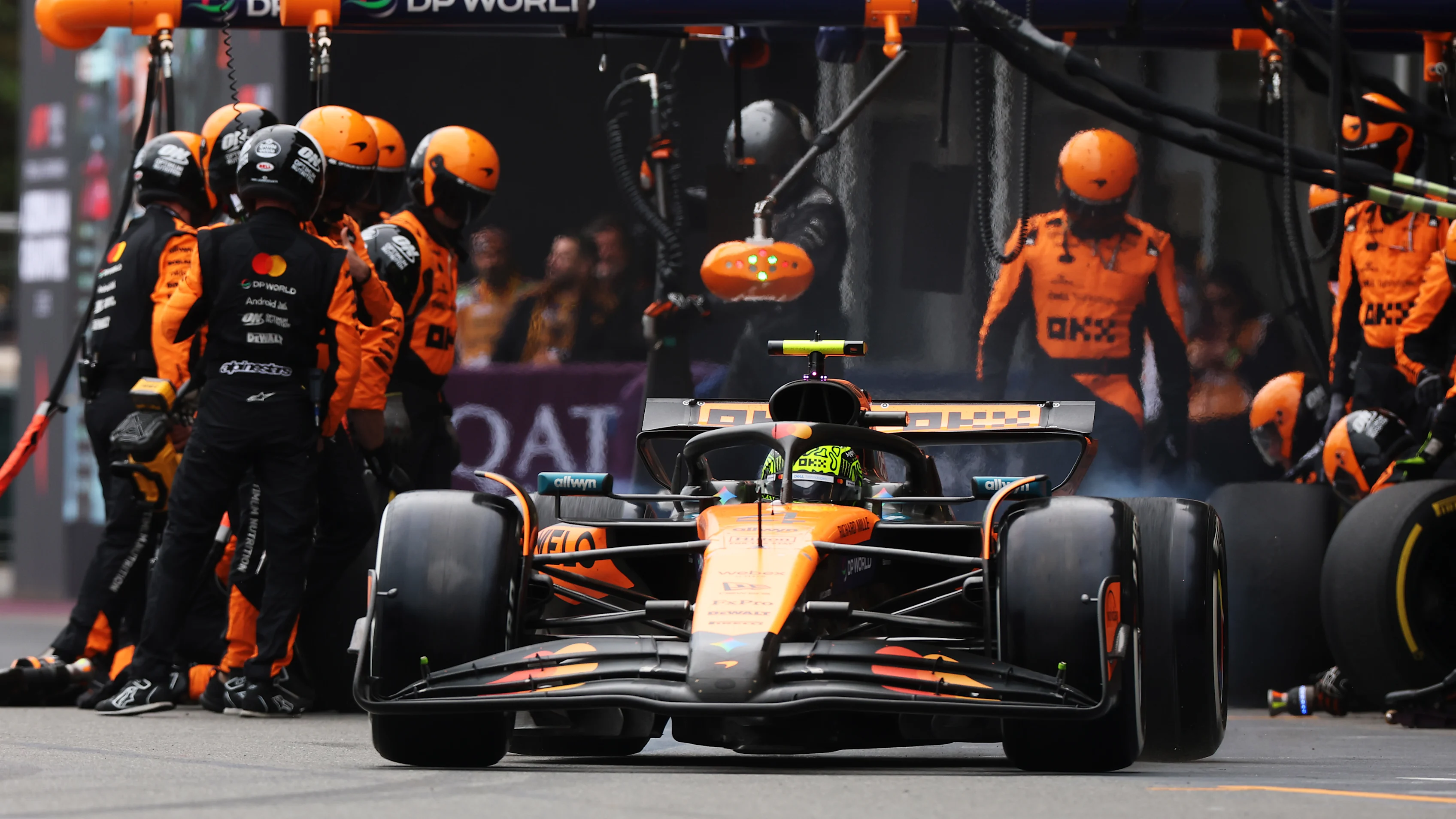 Baku, Azerbaijan - 21 September: Lando Norris dari Great Britain Memandu (4) McLaren MCL39