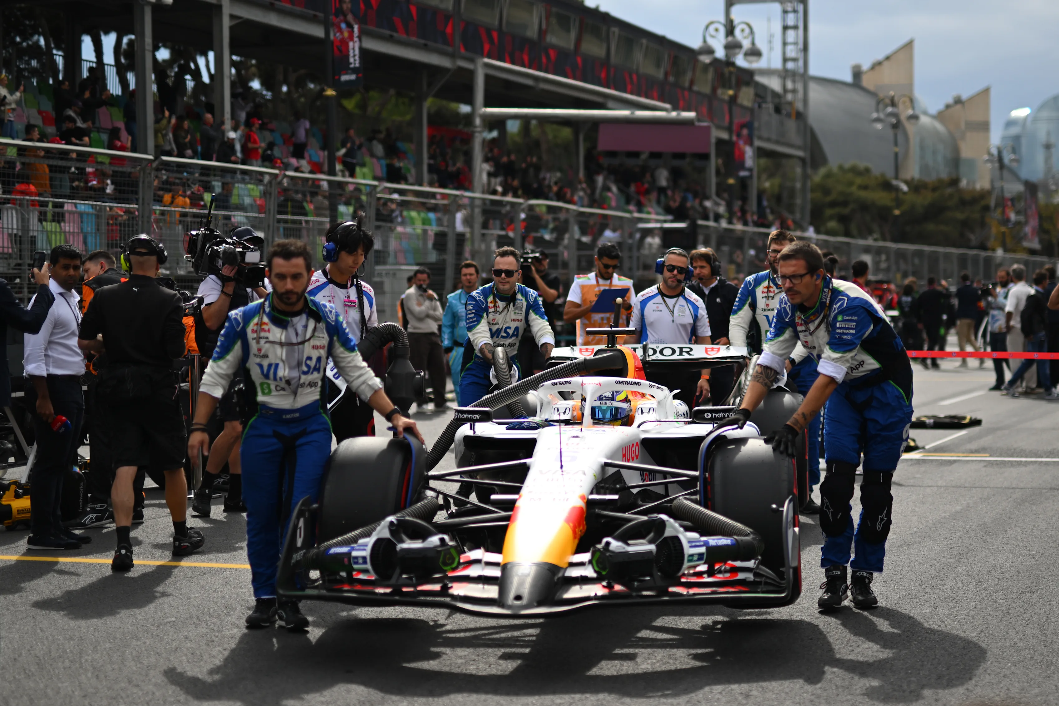 Baku, Azerbaijan - 21 September: Isack Hadjar dari Perancis Memandu (6) Visa Cash App Racing Bulls