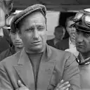 Juan Manuel Fangio pada tahun 1956, mewujudkan gaya abadi Ferrari.