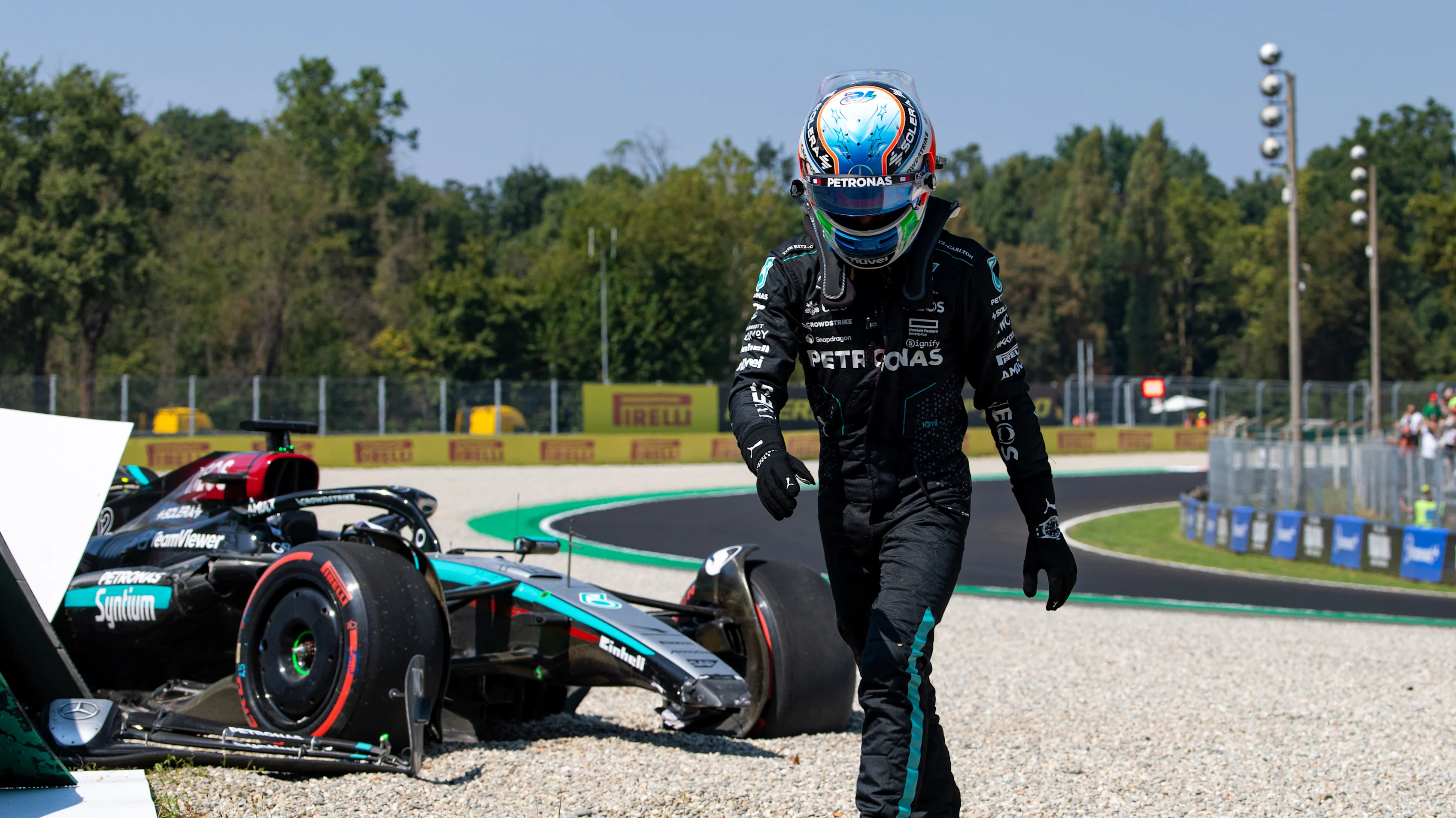 Monza, Itali - 30 Ogos: Andrea Kimi Antonelli dari Itali dan Mercedes AMG berjalan kaki selepas