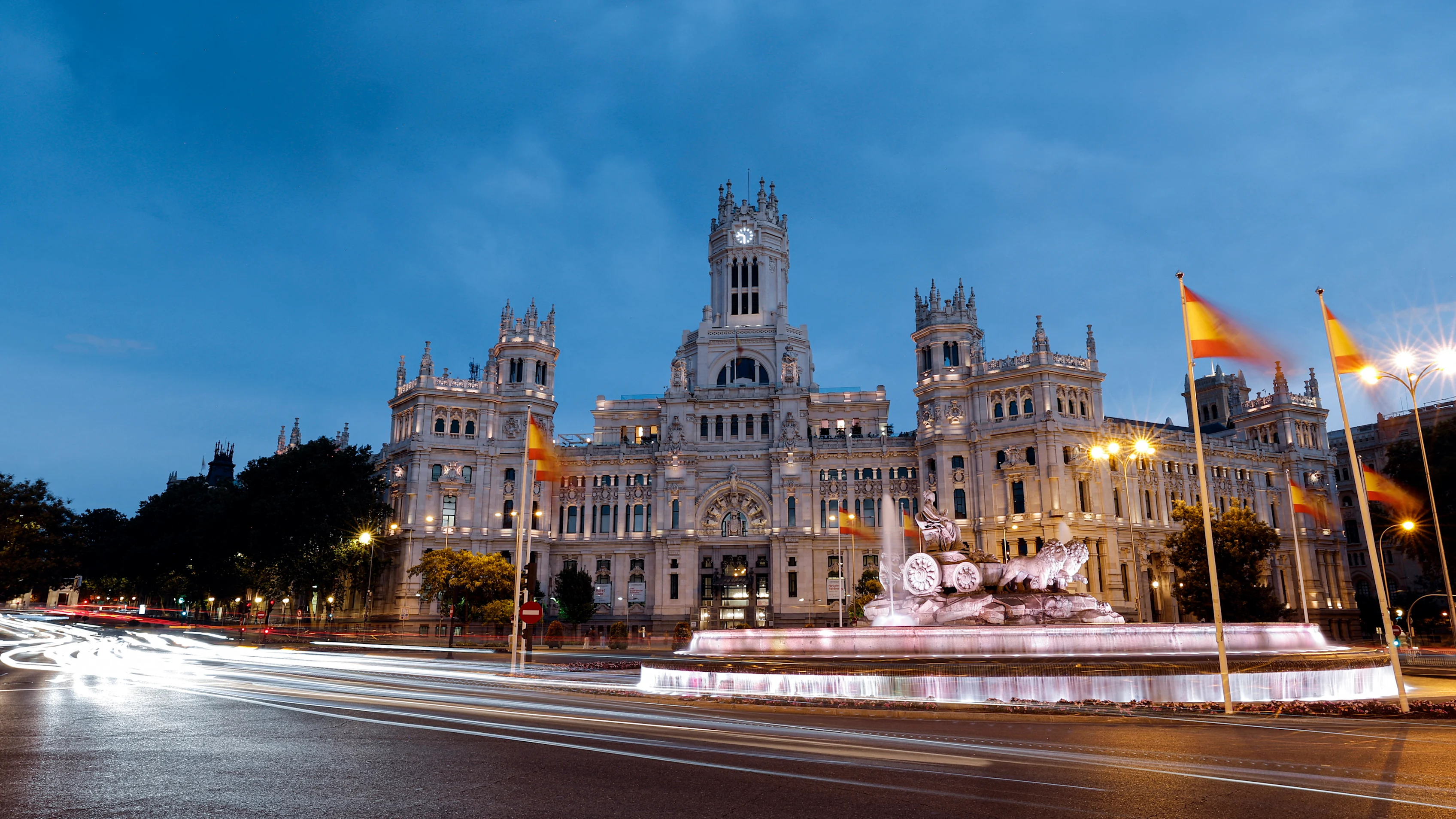 Pandangan Umum menunjukkan Palace Fountain dan Cibeles di Madrid diterangi pada waktu senja pada bulan Julai