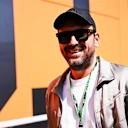 Penyanyi Cesare Cremonini menikmati hujung minggu perlumbaan di negara asalnya, bergaul dengan peminat dan pasukan di paddock