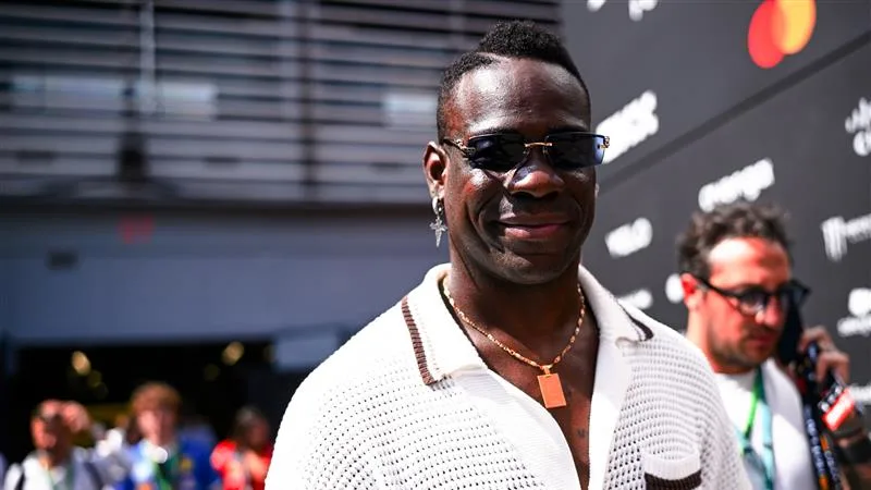 Mario Balotelli berpaling kepala ketika dia melangkah melalui paddock - penyerang Itali melukis sebagai banyak kamera sebagai kereta. Leretkan lebih banyak lagi