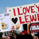 Hamilton Mania ada di mana -mana - peminat yang memegang sepanduk tulus mengisytiharkan cintanya terhadap bintang terbaru Ferrari