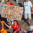   Duo berkaki empat Ferrari juga mendapat sedikit cinta-tanda-tanda untuk anjing LECLERC Leo dan Hamilton's Bulldog Roscoe membuktikan bahawa di dalam Formula 1, bahkan haiwan peliharaan pemandu adalah sebahagian daripada pertunjukan