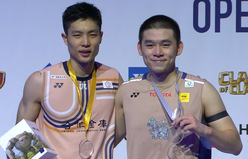 Chou Tien Chen (L) berpose dengan Runner-Up Kunlavut Vitidsarn semasa upacara Anugerah Terbuka Artik 2025. (Foto: BWF)