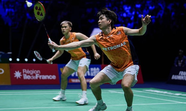 Man Wei Chong dan Tee Kai Wun maju ke pusingan kedua Terbuka Perancis 2025 selepas kemenangan lurus yang kuat. (Foto: AFP) Man Wei Chong dan Tee Kai Wun maju ke pusingan kedua Terbuka Perancis 2025 selepas kemenangan lurus yang kuat. (Foto: AFP)