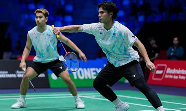 Goh Sze Fei dan Nur Izzuddin mengalahkan Takuro Hoki dan Yugo Kobayashi untuk memasuki pusingan kedua Terbuka Perancis 2025. (Foto: AFP) Goh Sze Fei dan Nur Izzuddin mengalahkan Takuro Hoki dan Yugo Kobayashi untuk memasuki pusingan kedua Terbuka Perancis 2025. (Foto: AFP)