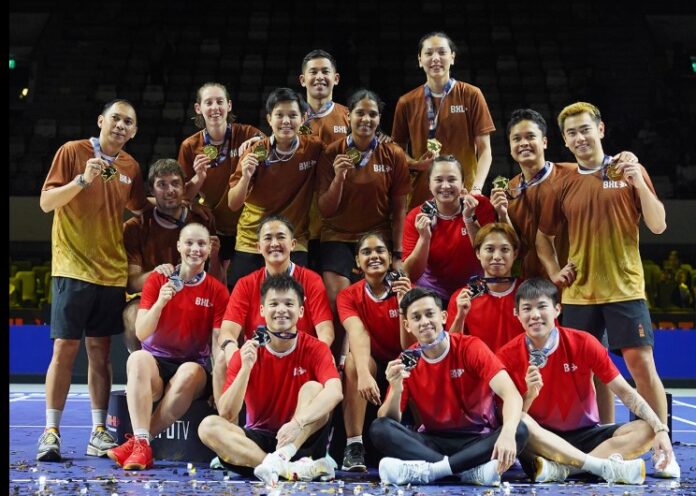 Team Hurricanes dan Team Rockets berpose bersama selepas final mendebarkan 3x3 Bdmntn-xl Jakarta 2025, meraikan pameran badminton yang hebat. (Foto: BXL FB)