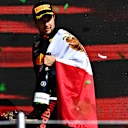 Bendera Mexico menuju ke podium