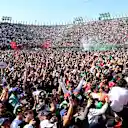 Atmosfera adalah elektrik di dalam foro sol ketika meraikan podium rumah pertama Checo