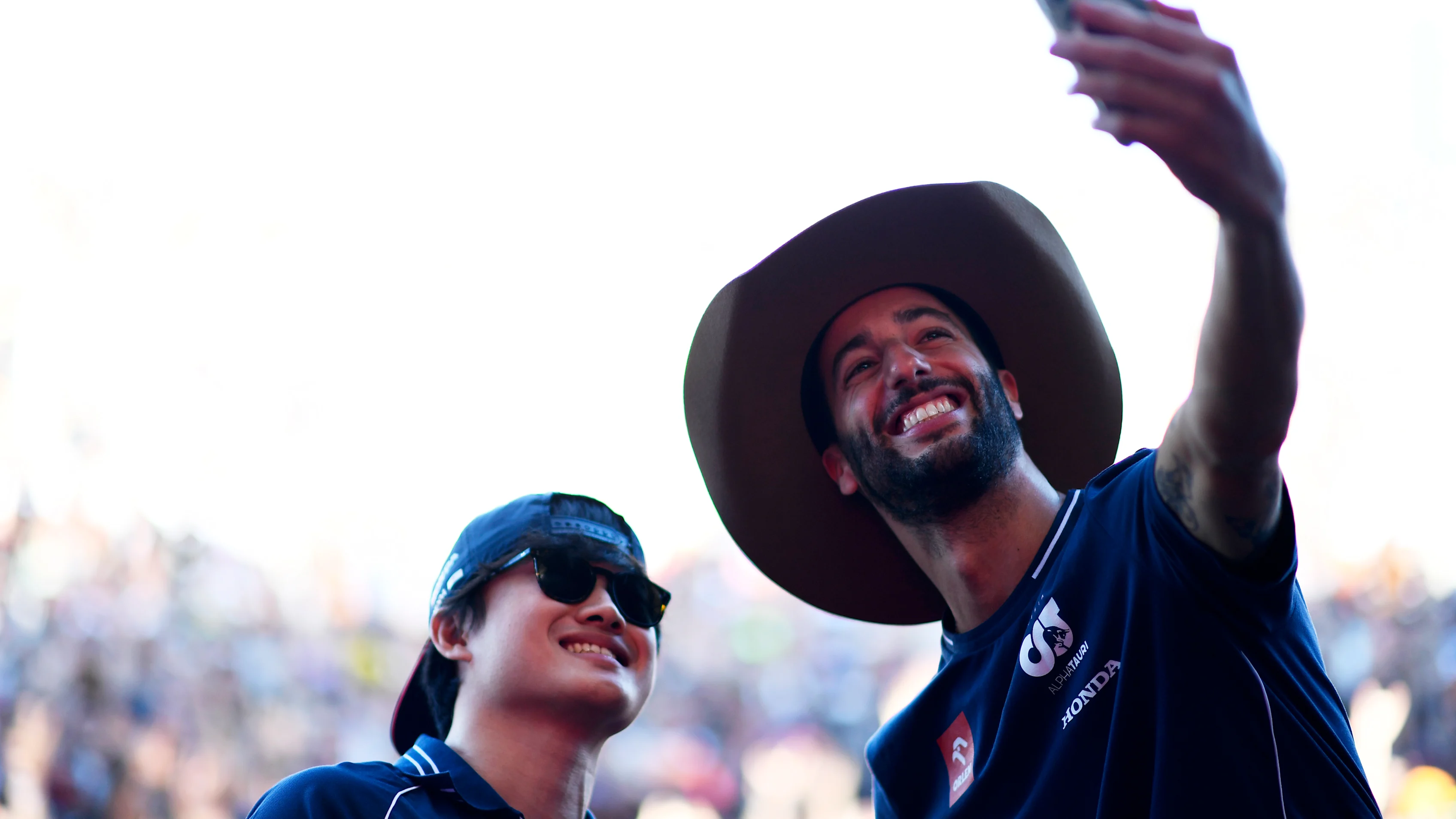 Ricciardo dan Tsunoda menyerap Austin Energy, mengambil selfies dengan peminat di kalangan orang ramai. Leret untuk lebih banyak gambar