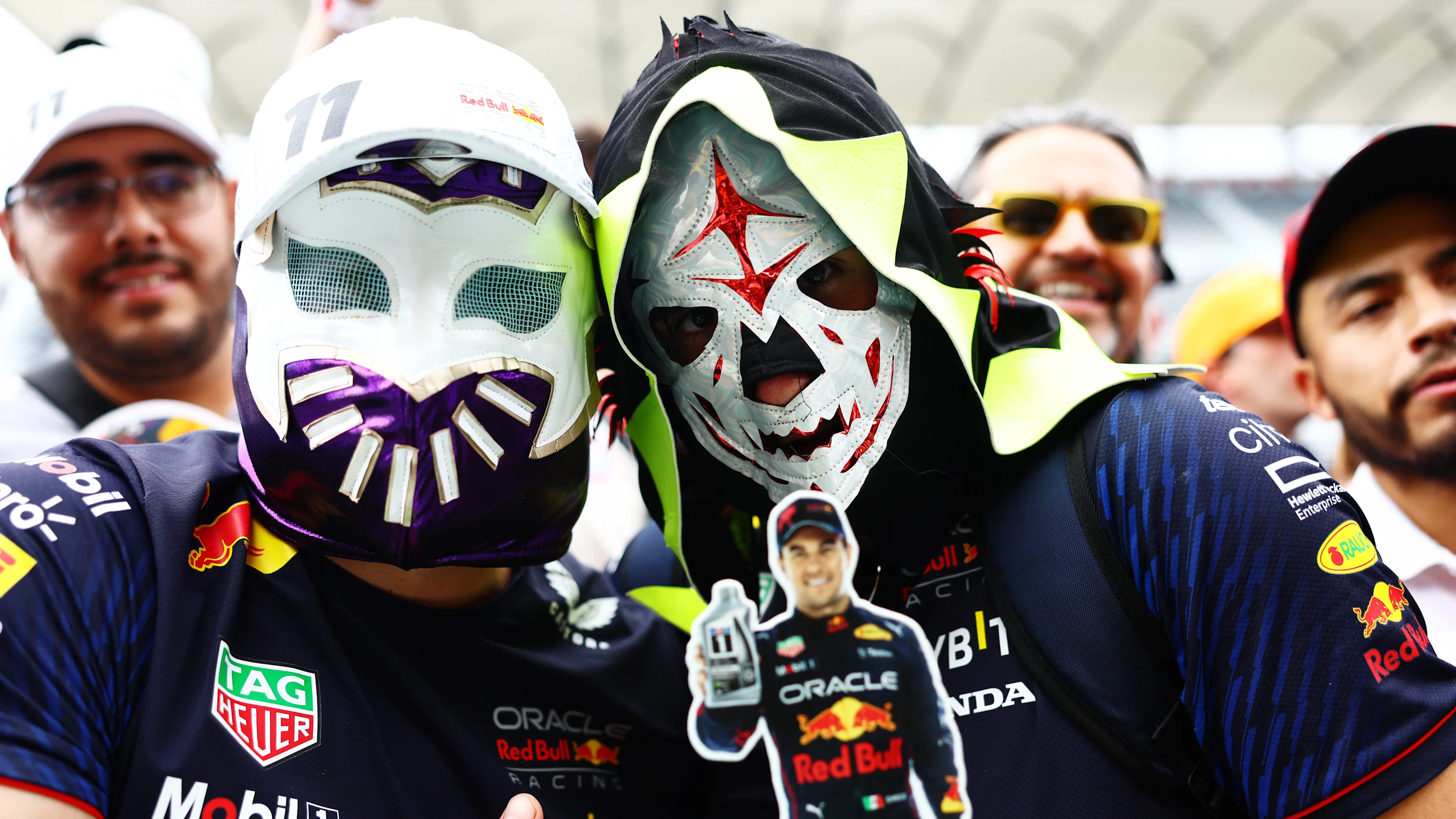 Mexico City, Mexico - 26 Oktober: Sergio Perez dari Mexico dan Oracle Red Bull Racing Fans menunjukkan mereka