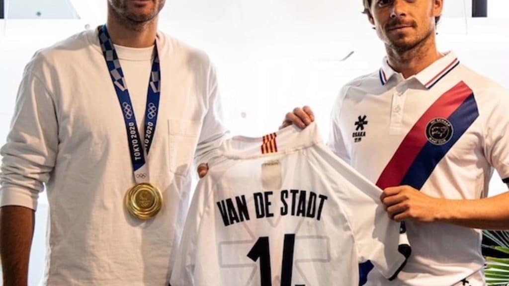 HC Schaap Shirt menawarkan sokongan pada masa -masa gelap