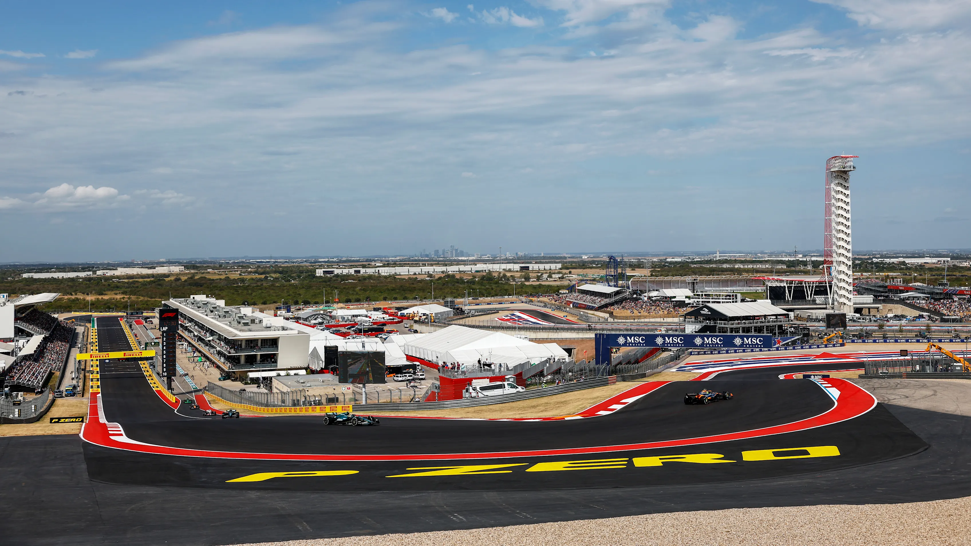 Austin, Amerika Syarikat - 18 Oktober: Lando Norris, McLaren MCL38, mengetuai Fernando Alonso, Aston