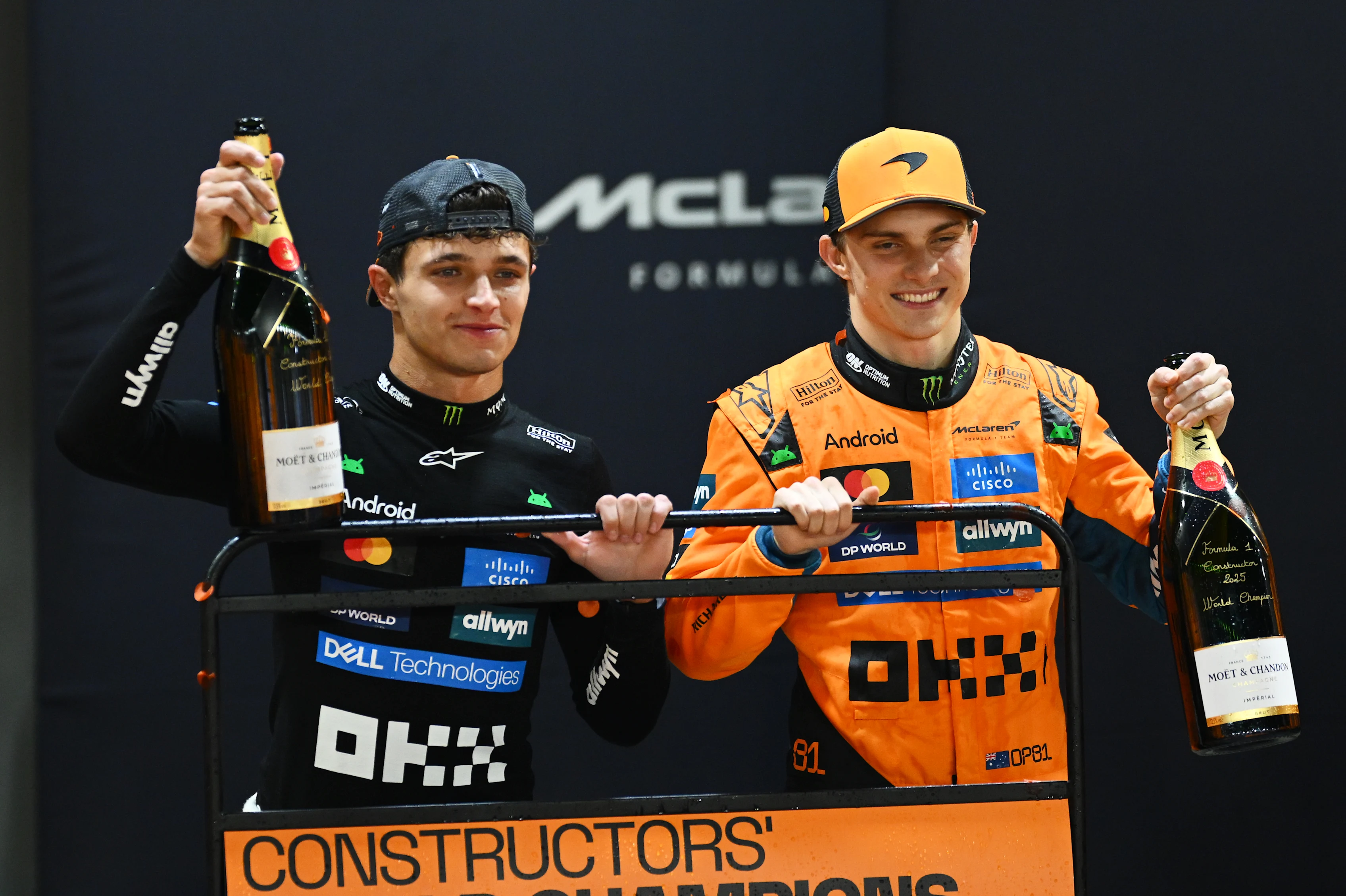 Singapura, Singapura - 05 Oktober: Lando Norris dari Great Britain dan McLaren dan Oscar Piastri dari