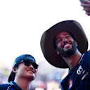 Ricciardo dan Tsunoda menyerap Austin Energy, mengambil selfies dengan peminat di kalangan orang ramai. Leret untuk lebih banyak gambar