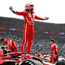 Carlos Sainz mendakwa kemenangan pada tahun lalu Mexico City Grand Prix semasa musim terakhirnya dengan Ferrari. Leretkan lebih banyak lagi