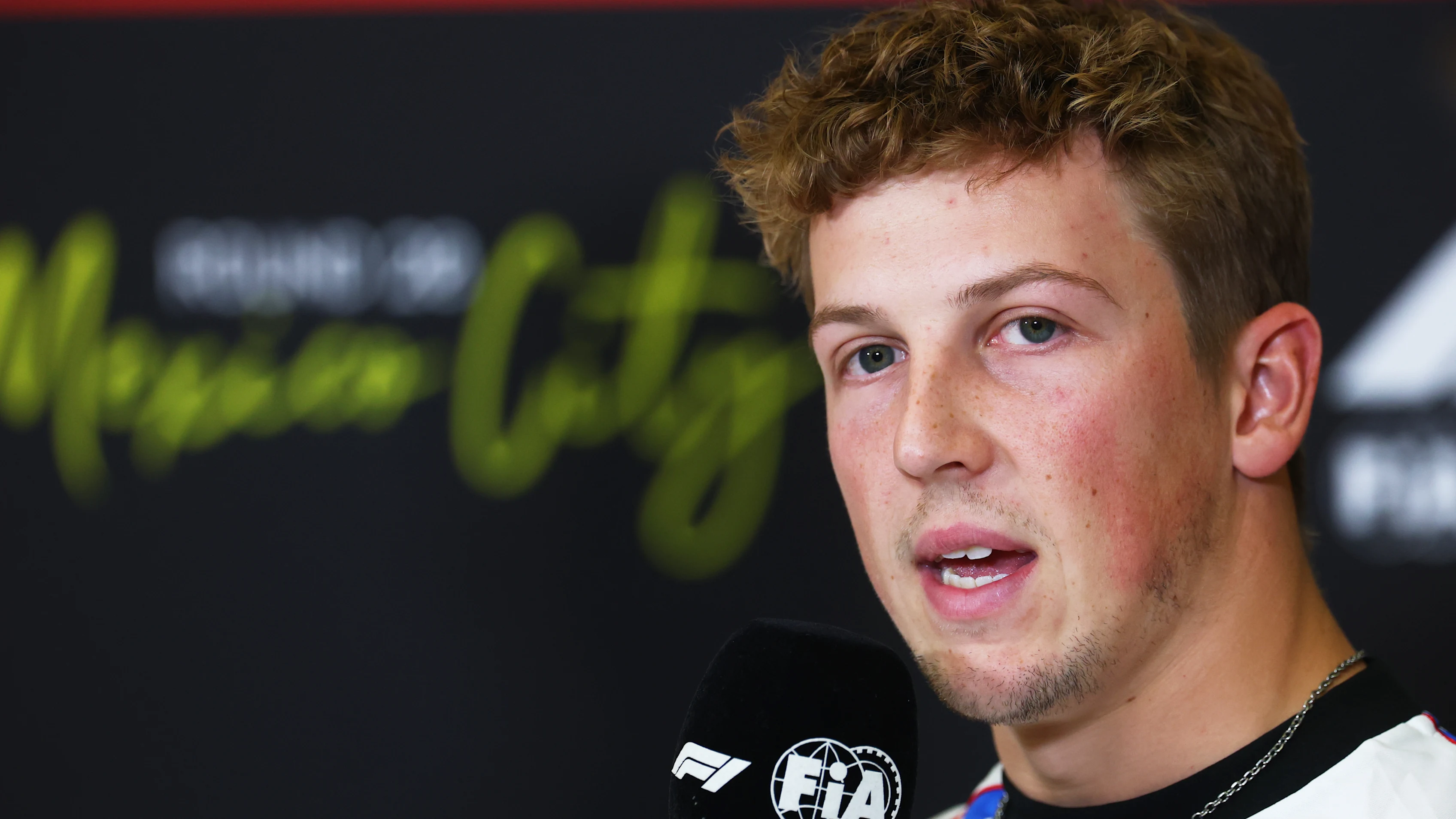 Mexico City, Mexico - 23 Oktober: Liam Lawson dari New Zealand dan Visa Cash App Racing Bulls Bercakap