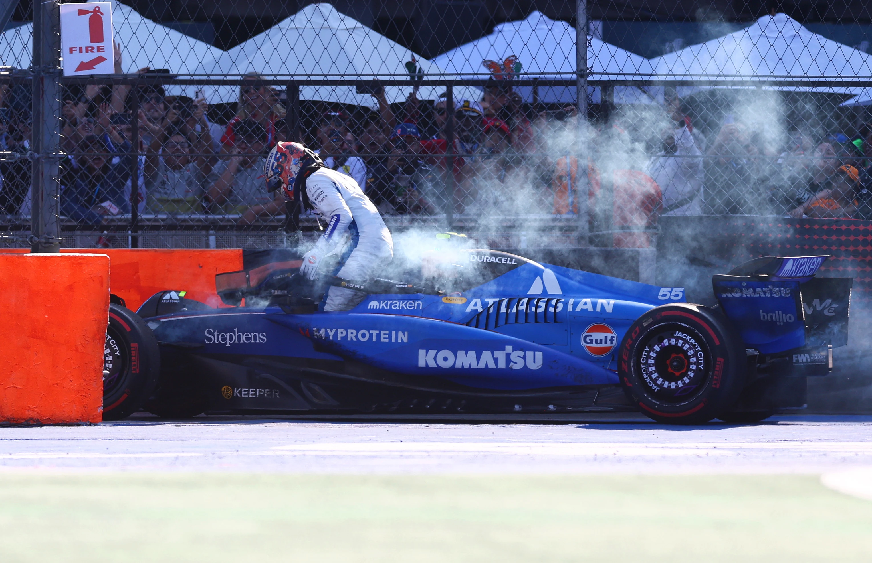 Mexico City, Mexico - 26 Oktober: Carlos Sainz dari Sepanyol dan Williams keluar dari keretanya selepas