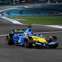 Fernando Alonso mengambil litar Yas Marina dalam kereta pemenang kejohanan 2005, Renault R25. Leret untuk lebih banyak gambar