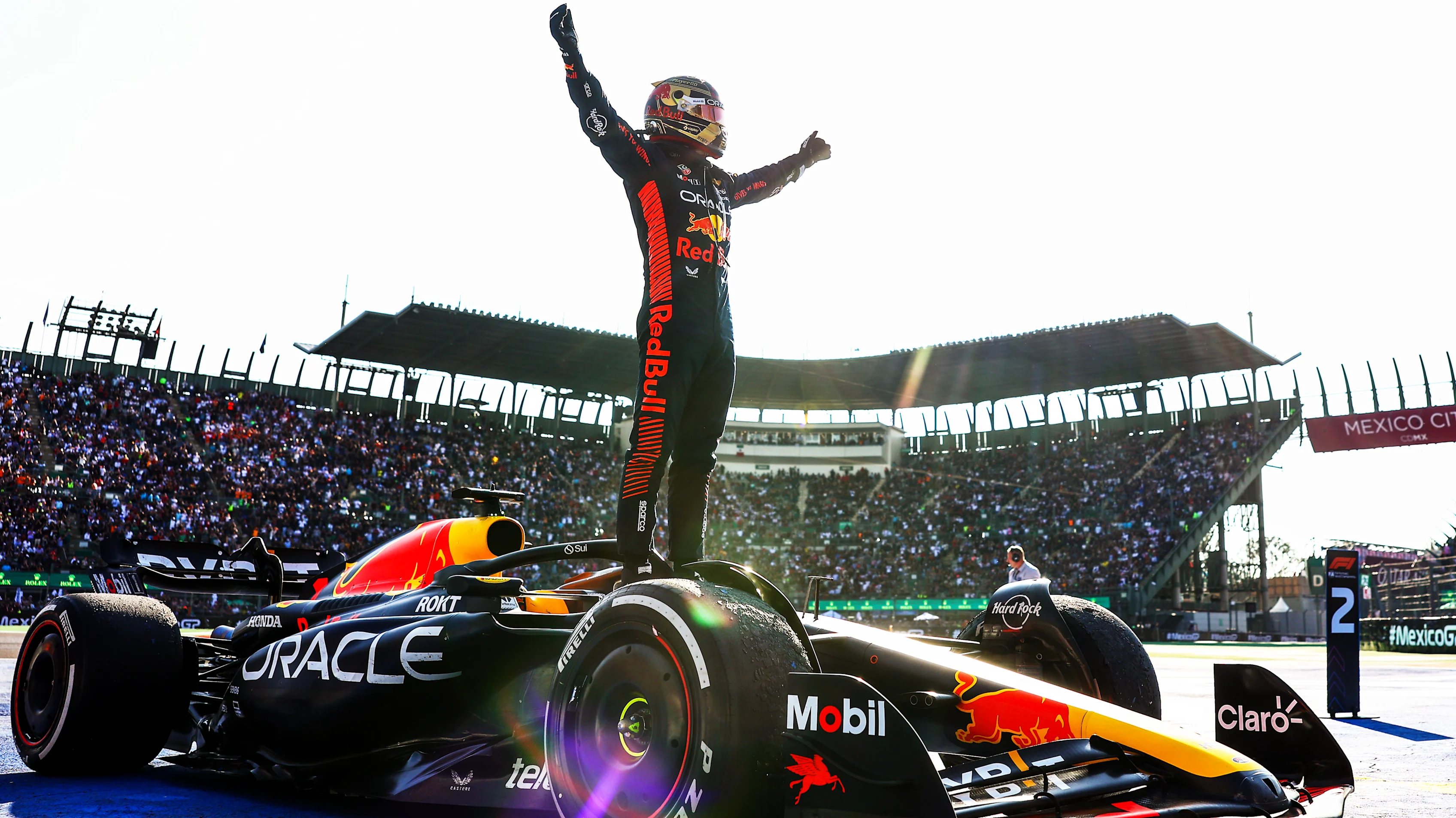 Mexico City, Mexico - 29 Oktober: Pemenang Race Max Verstappen dari Belanda dan Oracle Red Bull