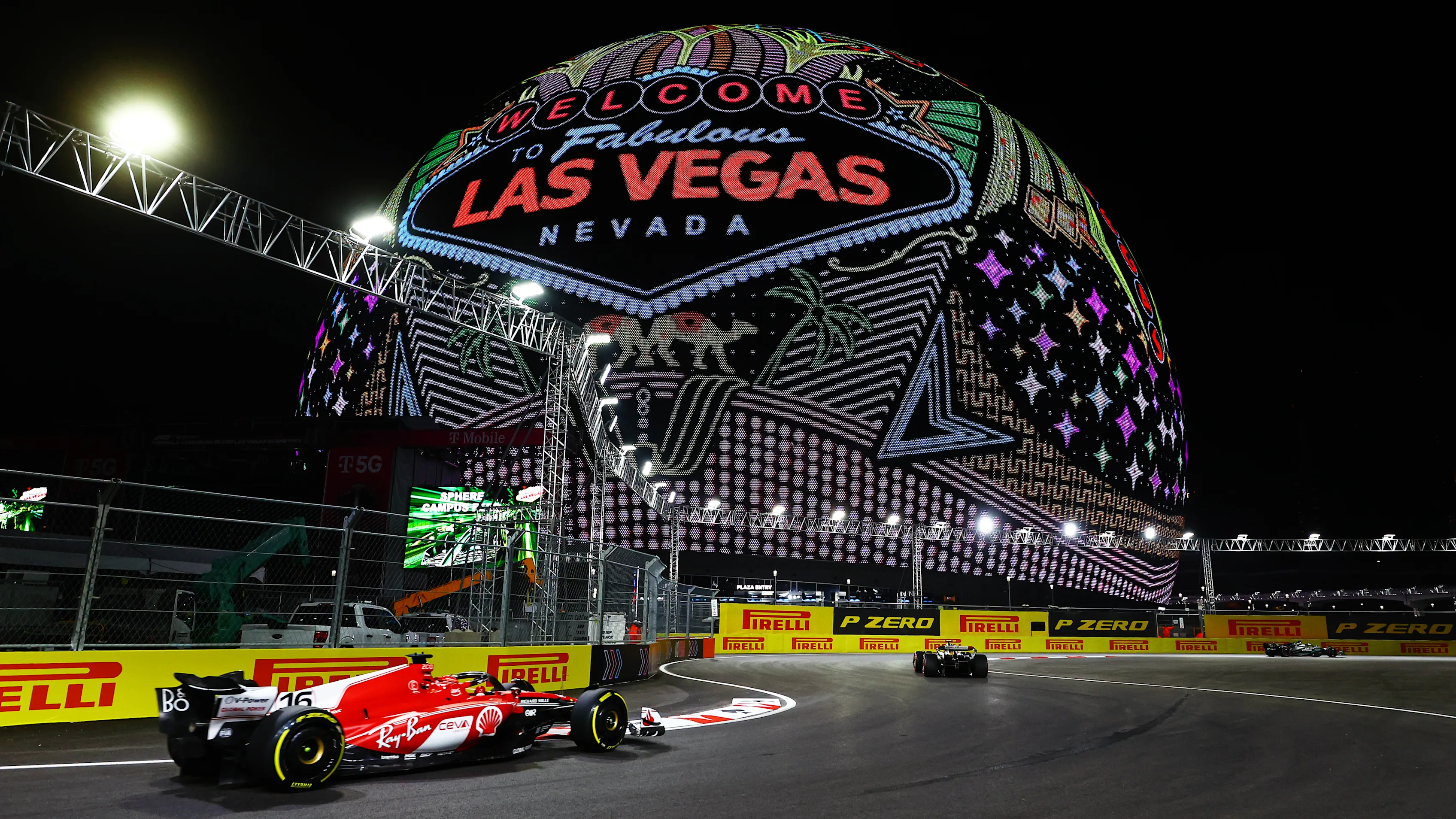 LAS VEGAS, Nevada - 17 November: Charles Leclerc dari Monaco memandu (16) Ferrari SF -23 di landasan