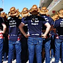 Semua orang bersandar kepada semangat Austin yang menyeronokkan! Leret untuk lebih banyak gambar