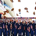 Pasukan masuk ke semangat Texan juga! 