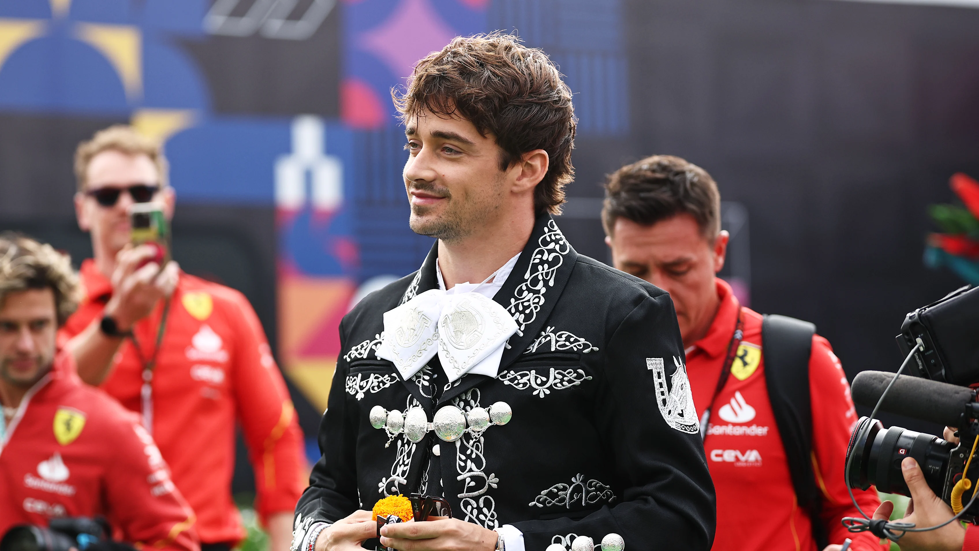 Mod Mariachi: Diaktifkan. Leclerc mencatatkan semua nota yang betul. Leretkan lebih banyak lagi