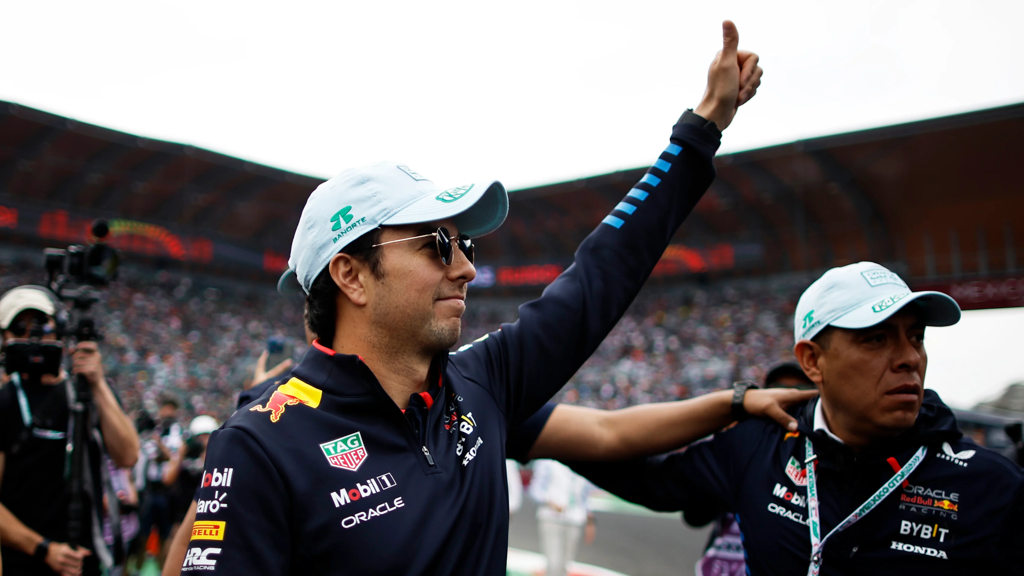 Mexico City, Mexico - 27 Oktober: Sergio Perez dari Mexico dan Oracle Red Bull Racing mengakui