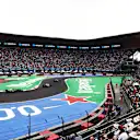 Trek memotong tepat melalui Stadium Baseball Foro Sol, mewujudkan salah satu atmosfera yang paling elektrik dan tidak dapat dilupakan dalam Formula 1