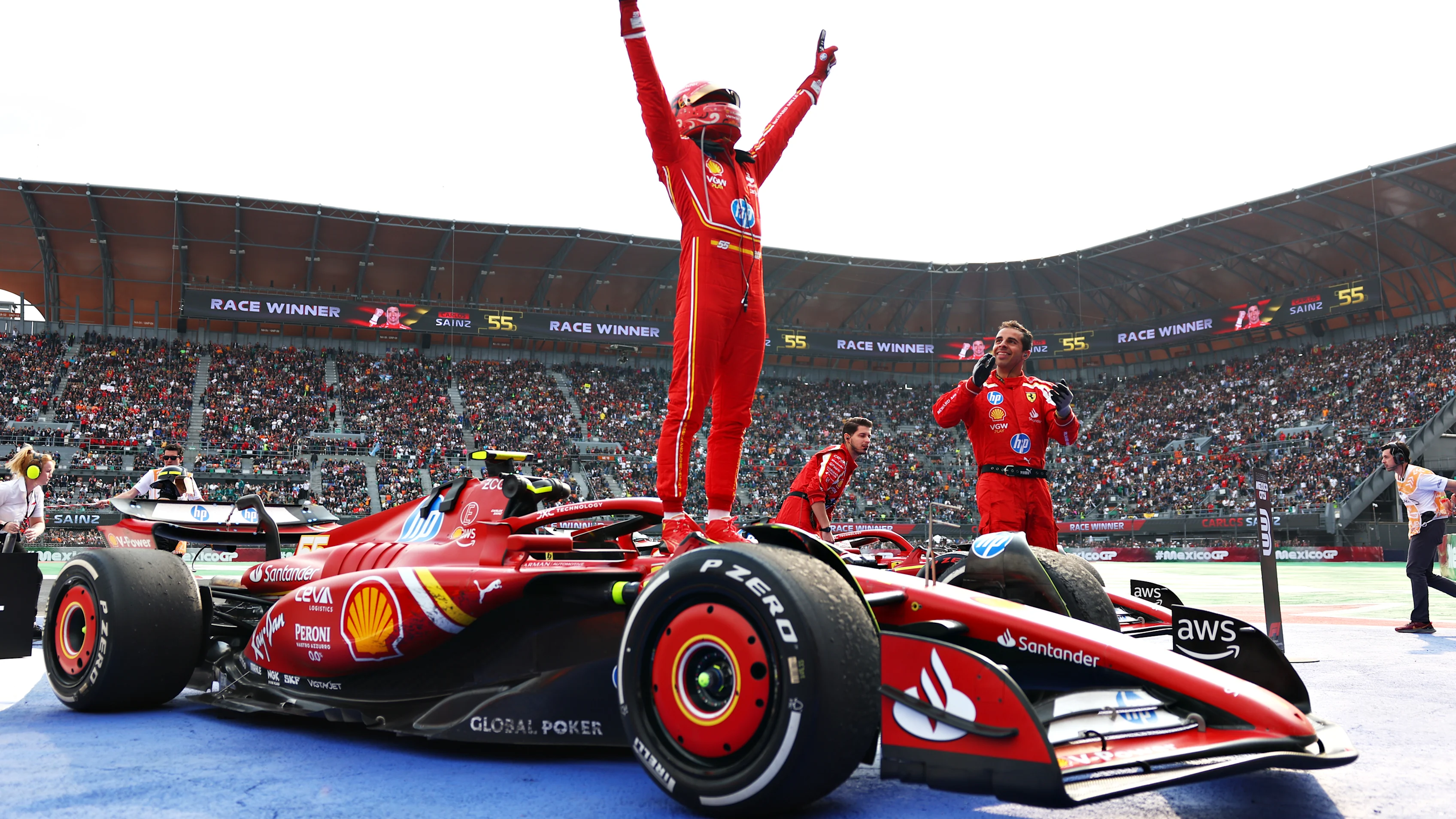 Mexico City, Mexico - 27 Oktober: Pemenang perlumbaan Carlos Sainz dari Sepanyol dan Ferrari meraikan Parc