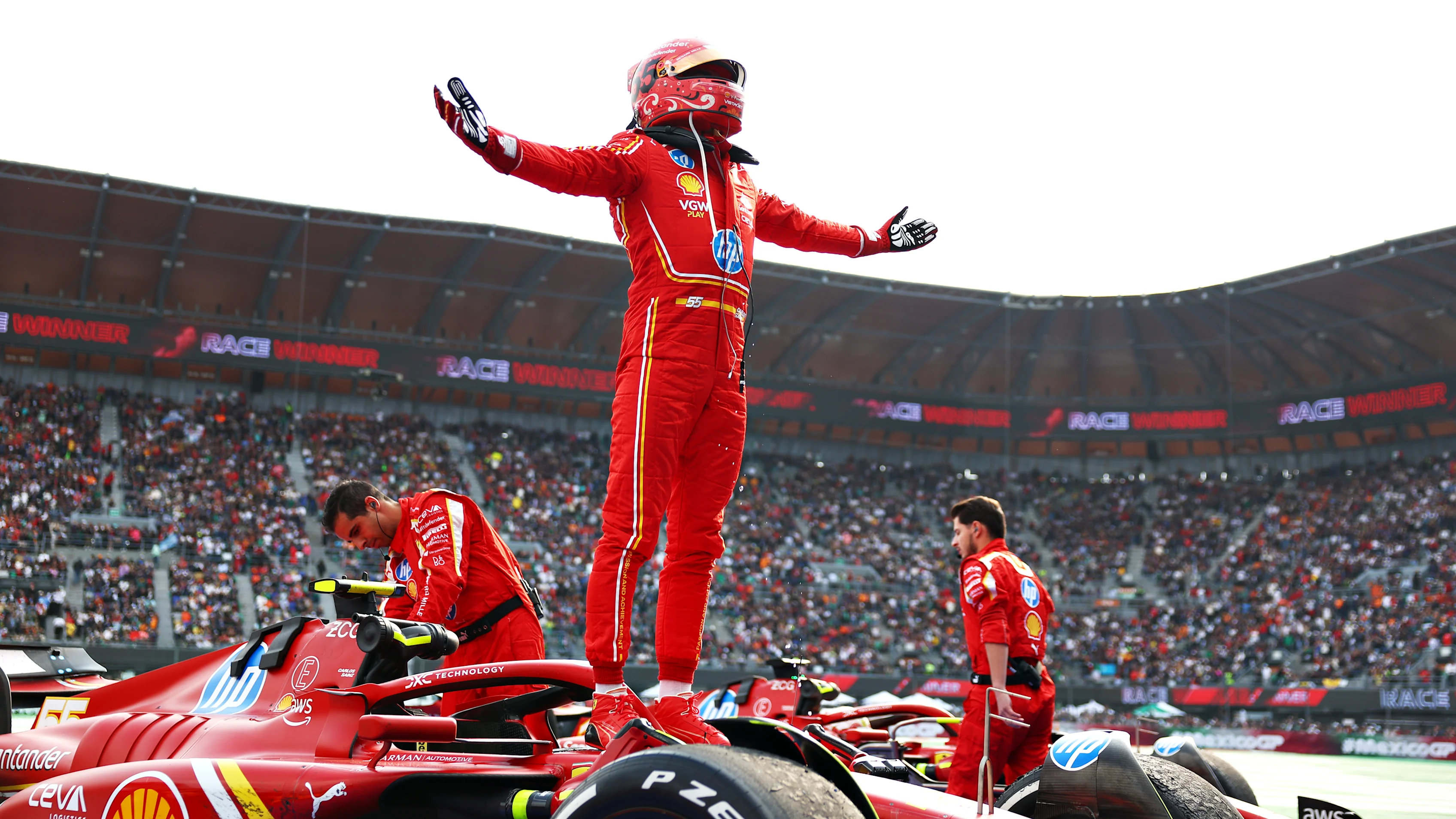 Carlos Sainz mendakwa kemenangan pada tahun lalu Mexico City Grand Prix semasa musim terakhirnya dengan Ferrari. Leretkan lebih banyak lagi