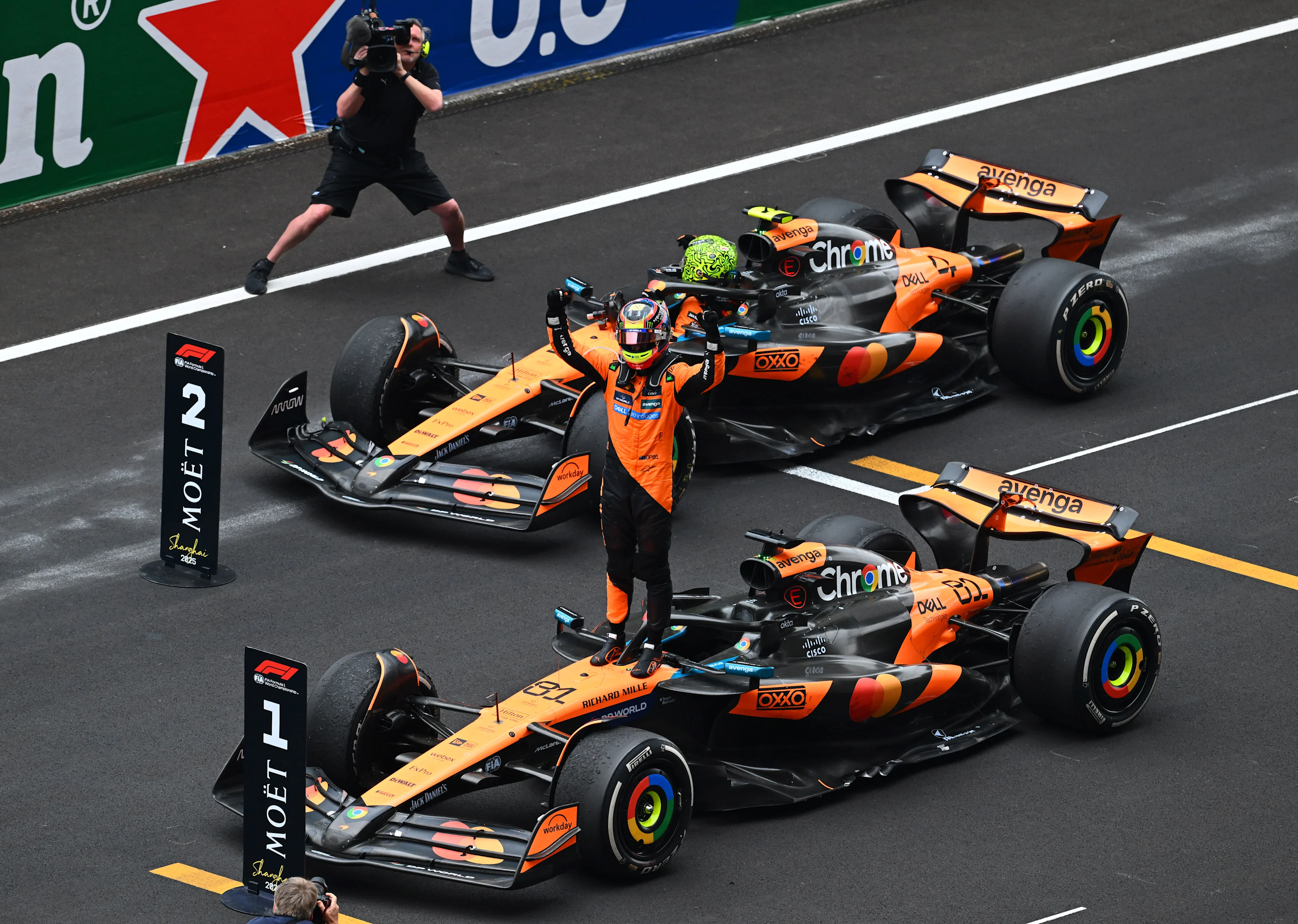 Shanghai, China - 23 Mac: Pemenang Race Oscar Piastri dari Australia dan McLaren meraikannya