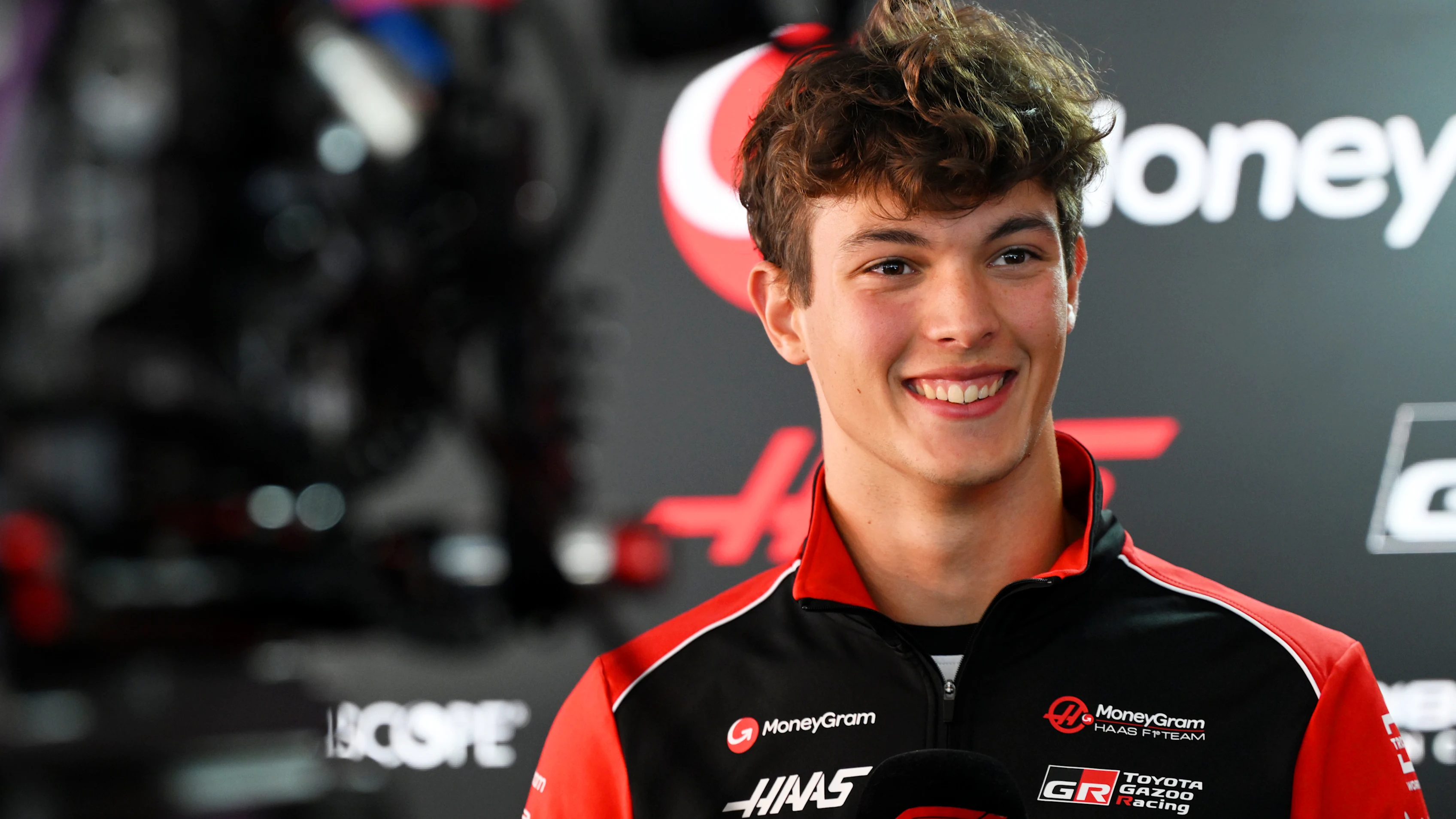 Monza, Itali - 04 September: Oliver Bearman dari Great Britain dan Haas F1 bercakap dengan media semasa