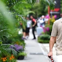 Fernando Alonso tiba di paddock pada hari Khamis di Aston Martin Branded Polo