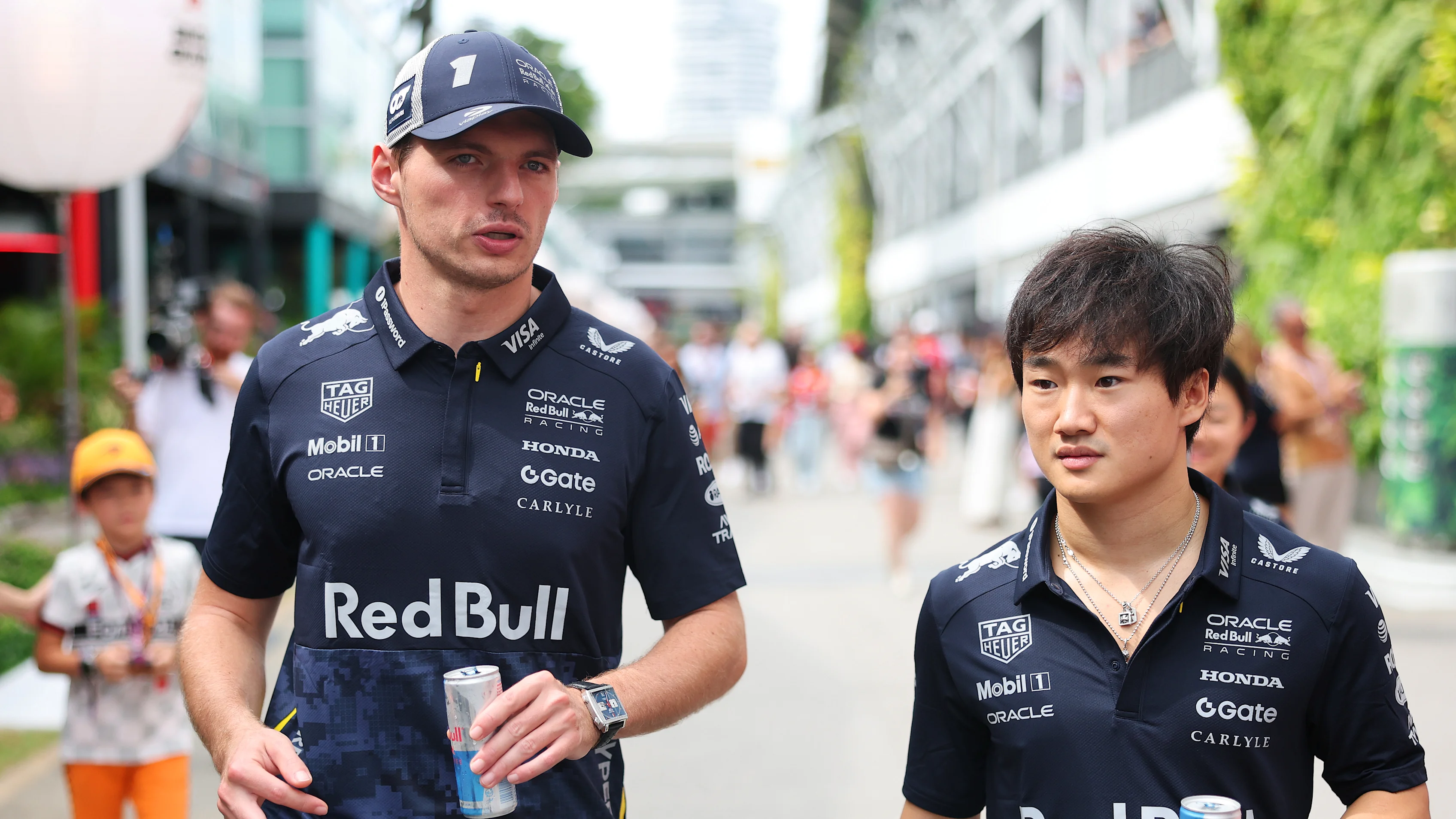 Max Verstappen dan Yuki Tsunoda memakai koleksi kapsul Red Bull X Hypebeast, yang direka khusus untuk perlumbaan malam. Leret untuk lebih banyak gambar