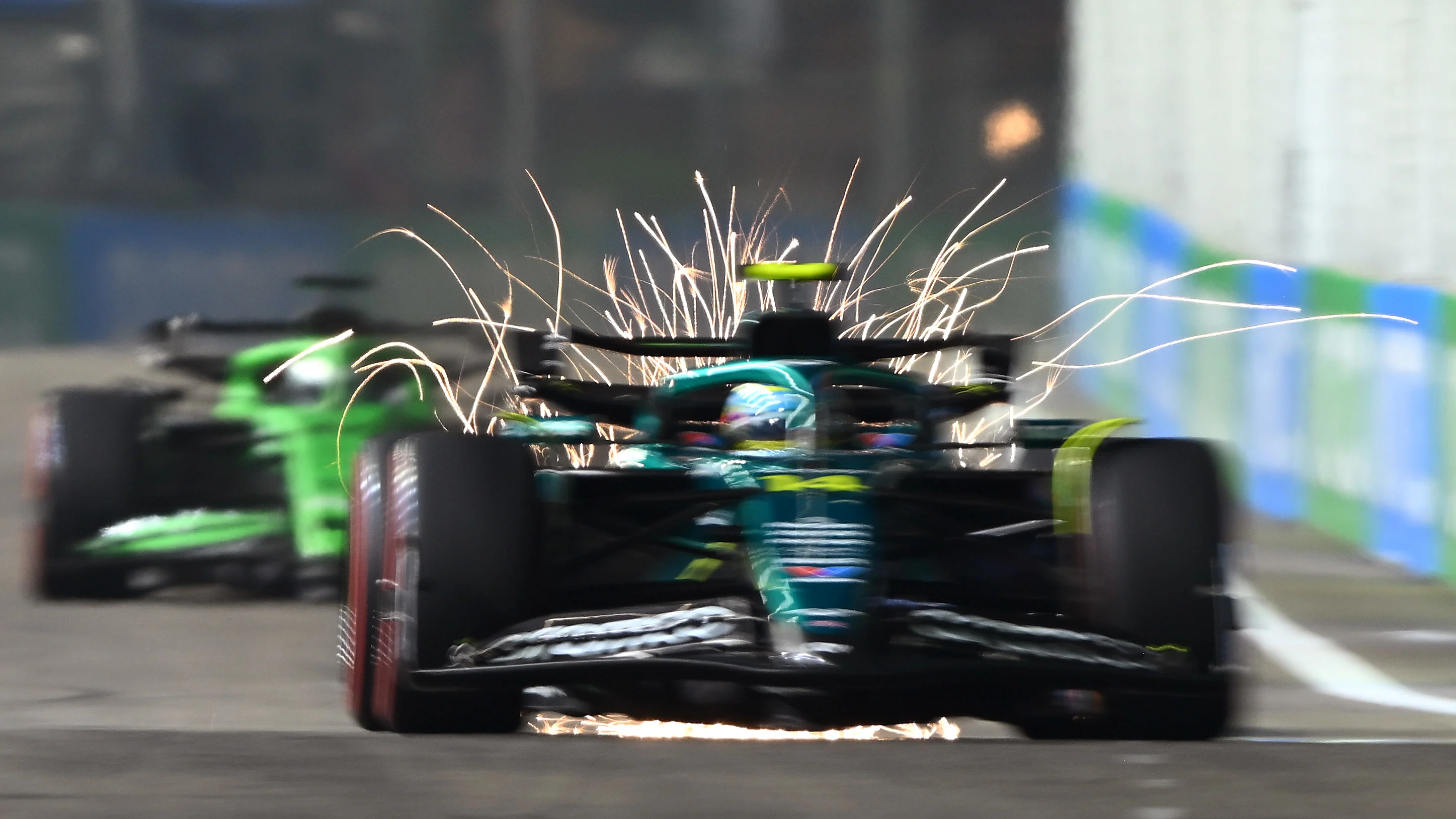 Singapura, Singapura - 04 Oktober: Sparks terbang di belakang Fernando Alonso dari Sepanyol yang memandu (14)