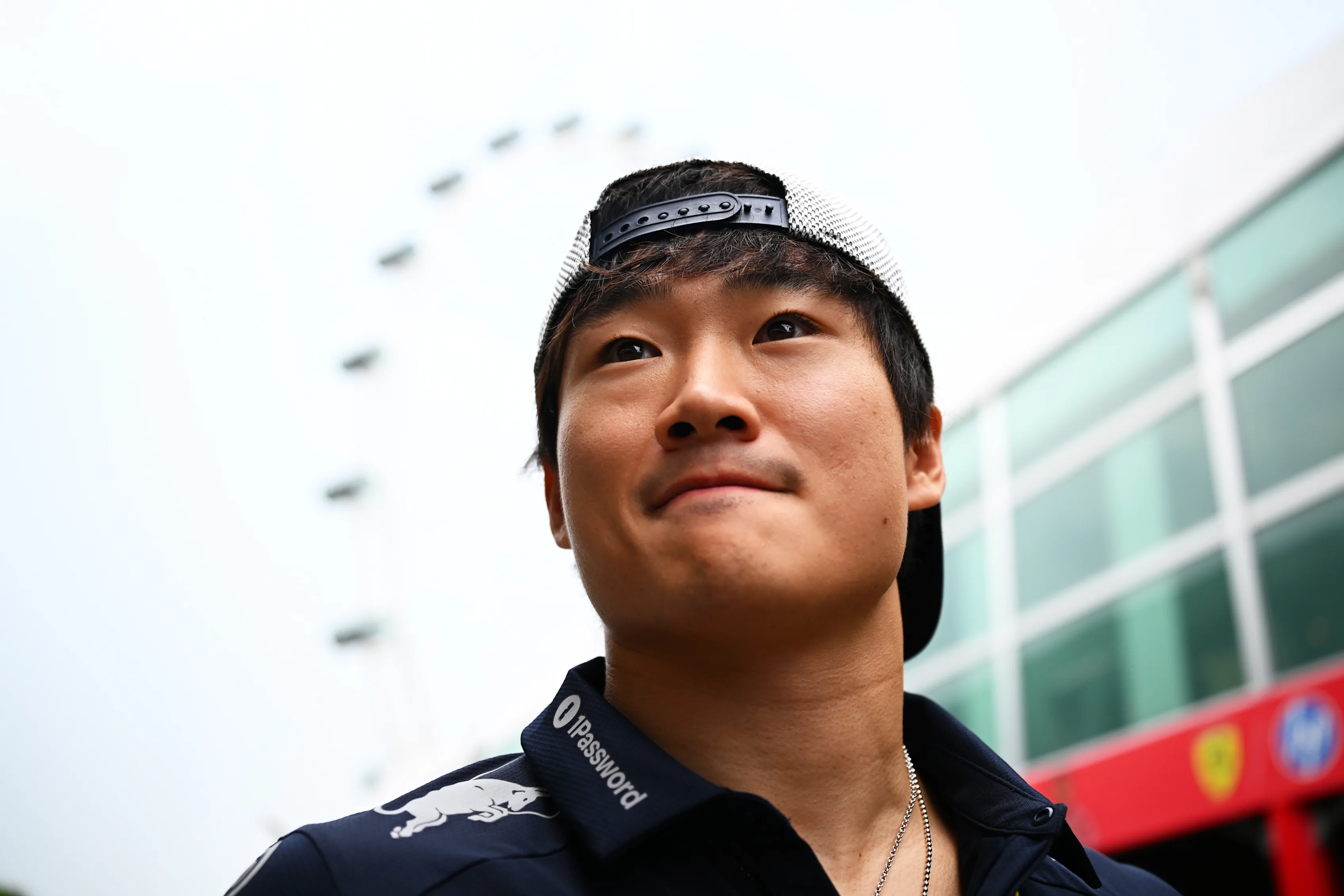 Singapura, Singapura - 05 Oktober: Yuki Tsunoda dari Jepun dan Oracle Red Bull Racing tiba di