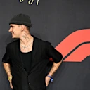 Romeo Beckham menguasai warna-warna